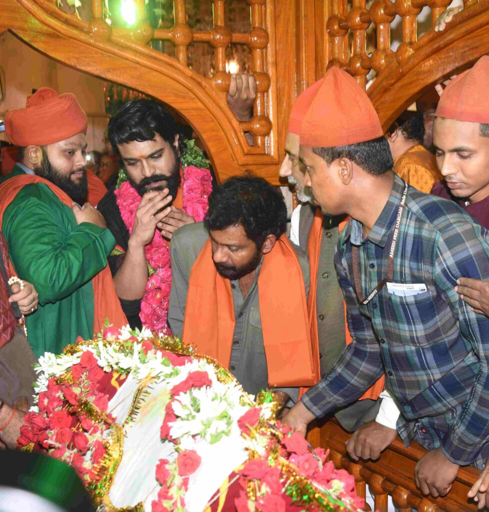 Ram Charan Visits Kadapa Dargah So Many Fans Welcomed 