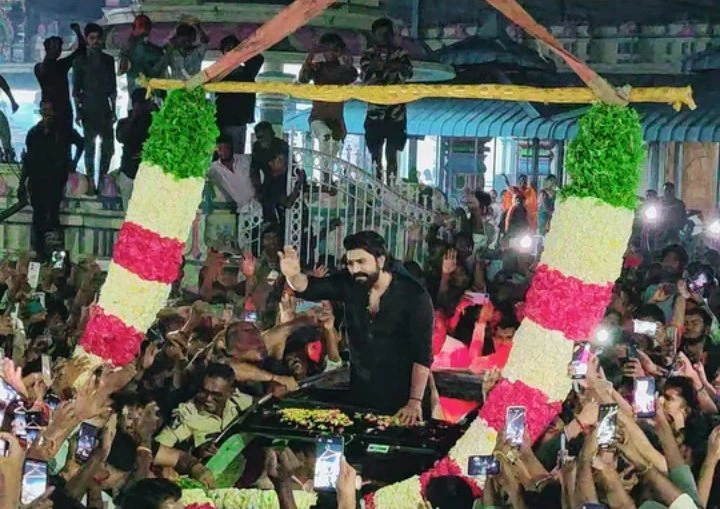 Ram Charan Visits Kadapa Dargah So Many Fans Welcomed 