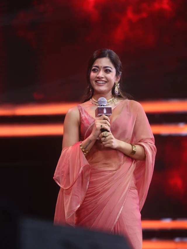 Rashmika Mandanna Cute Looks in Saree