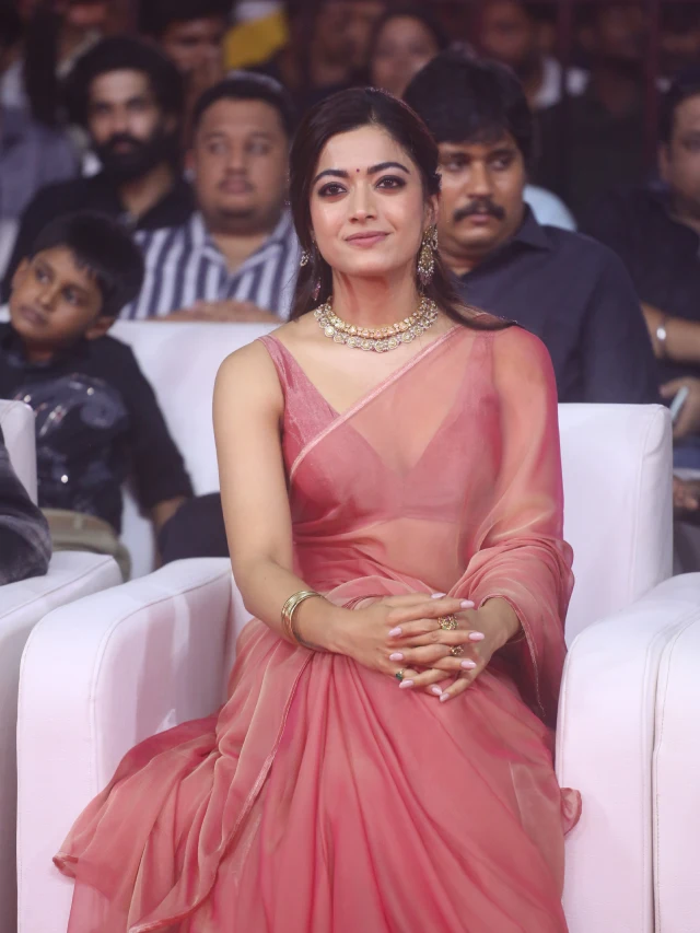 Rashmika Mandanna Cute Looks in Saree