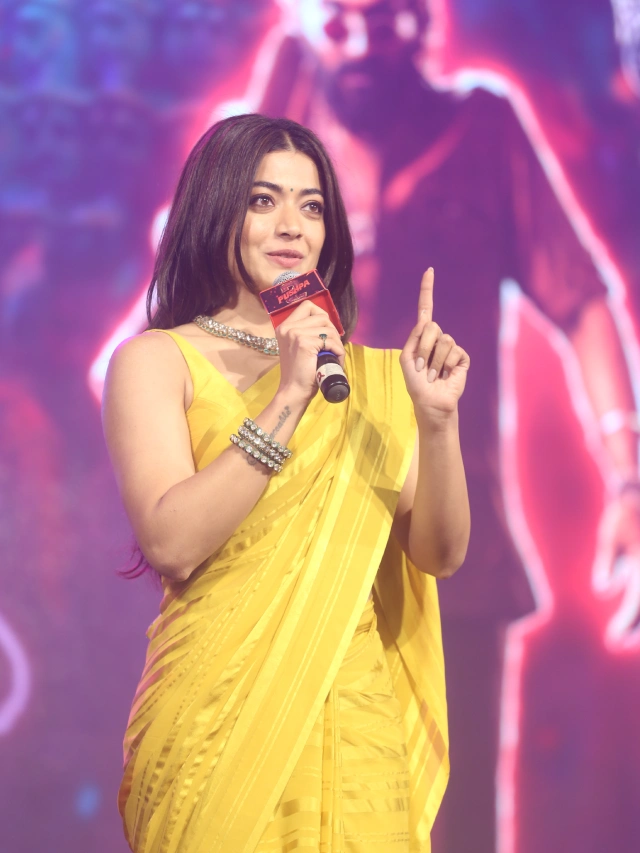 Rashmika Mandanna Cute Photos in Saree