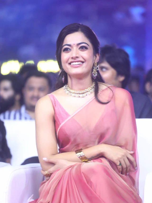Rashmika Mandanna Cute Looks in Saree
