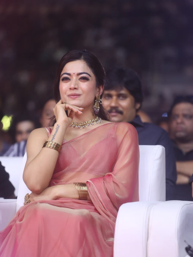 Rashmika Mandanna Cute Looks in Saree