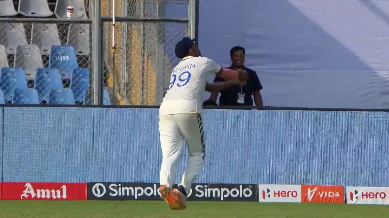 IND vs NZ : 19 మీటర్ల దూరం పరుగెత్తి అశ్విన్ సూపర్ క్యాచ్.. వీడియో వైరల్ IND vs NZ : 19 మీటర్ల దూరం పరుగెత్తి అశ్విన్ సూపర్ క్యాచ్.. వీడియో వైరల్