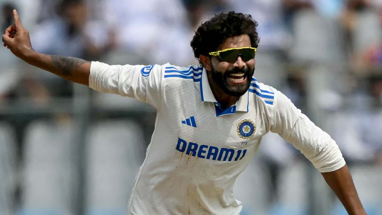 Ravindra Jadeja: చరిత్ర సృష్టించిన రవీంద్ర జడేజా.. 50వికెట్ల క్లబ్లో అశ్విన్ తరువాత రెండో భారత్ బౌలర్గా రికార్డు Ravindra Jadeja: చరిత్ర సృష్టించిన రవీంద్ర జడేజా.. 50వికెట్ల క్లబ్లో అశ్విన్ తరువాత రెండో భారత్ బౌలర్గా రికార్డు