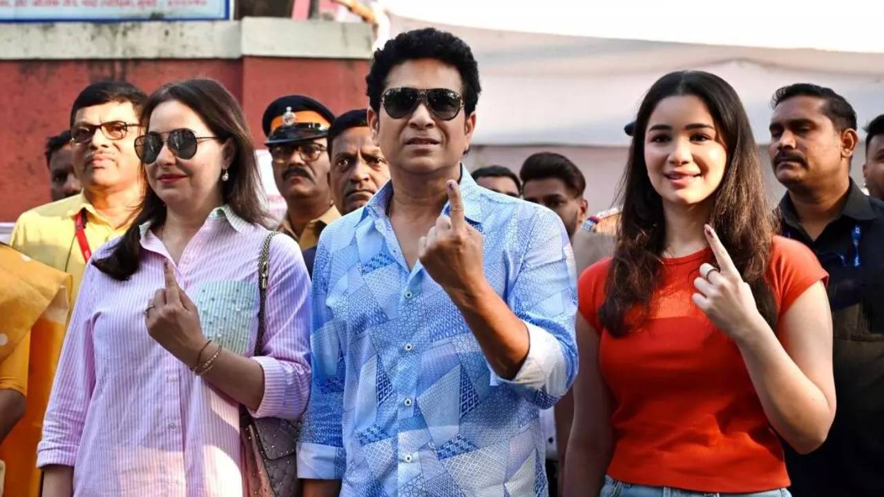 Sachin Tendulkar : భార్య అంజలి, కూతురు సారాతో కలిసి ఓటేసిన సచిన్ టెండూల్కర్.. వీడియో Sachin Tendulkar : భార్య అంజలి, కూతురు సారాతో కలిసి ఓటేసిన సచిన్ టెండూల్కర్.. వీడియో