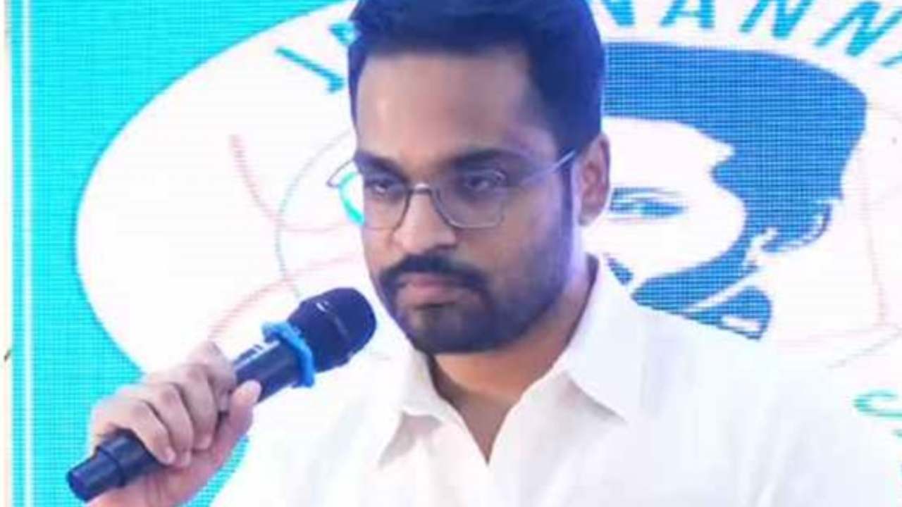 Sajjala Bhargava Reddy: సజ్జల భార్గవ్కు షాకిచ్చిన పోలీసులు.. పులివెందులలో కేసు నమోదు.. ఎందుకంటే? Sajjala Bhargava Reddy: సజ్జల భార్గవ్కు షాకిచ్చిన పోలీసులు.. పులివెందులలో కేసు నమోదు.. ఎందుకంటే?