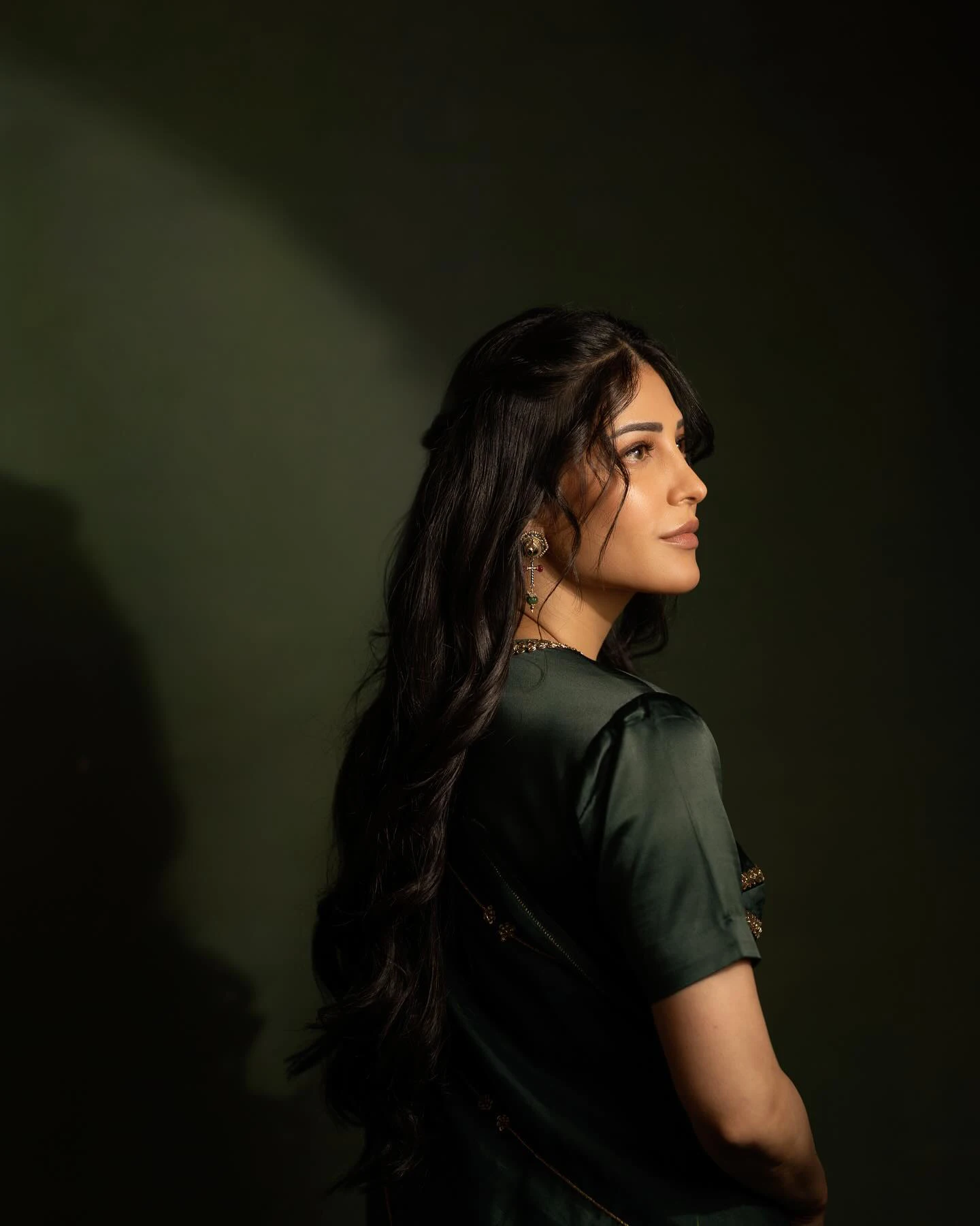 Shruti Haasan Shines in Simple Dress