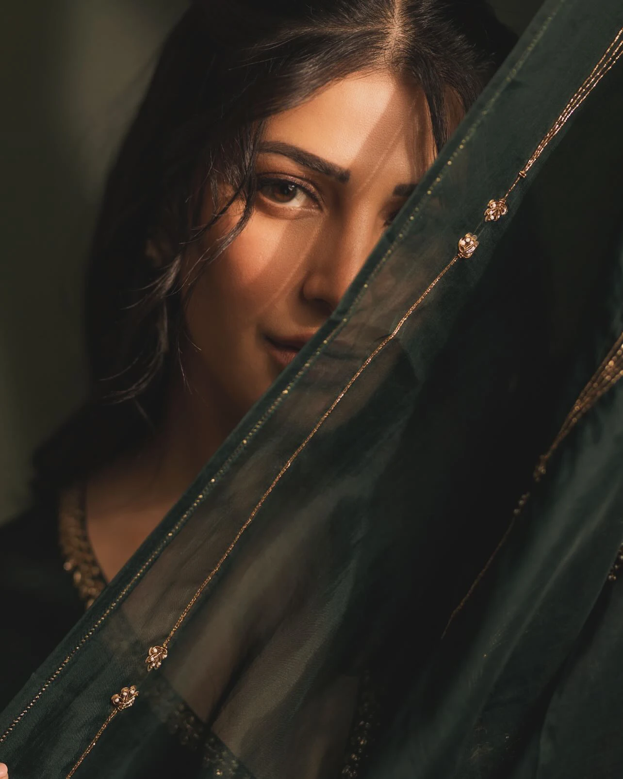 Shruti Haasan Shines in Simple Dress