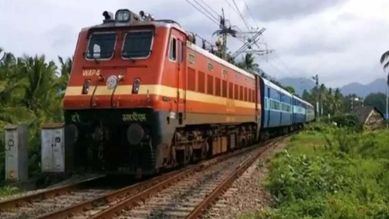 Trains Cancelled: పెద్దపల్లి జిల్లాలో పట్టాలు తప్పిన గూడ్స్ రైలు.. 31 రైళ్లు రద్దు.. రద్దయిన రైళ్లు ఇవే.. Trains Cancelled: పెద్దపల్లి జిల్లాలో పట్టాలు తప్పిన గూడ్స్ రైలు.. 31 రైళ్లు రద్దు.. రద్దయిన రైళ్లు ఇవే..