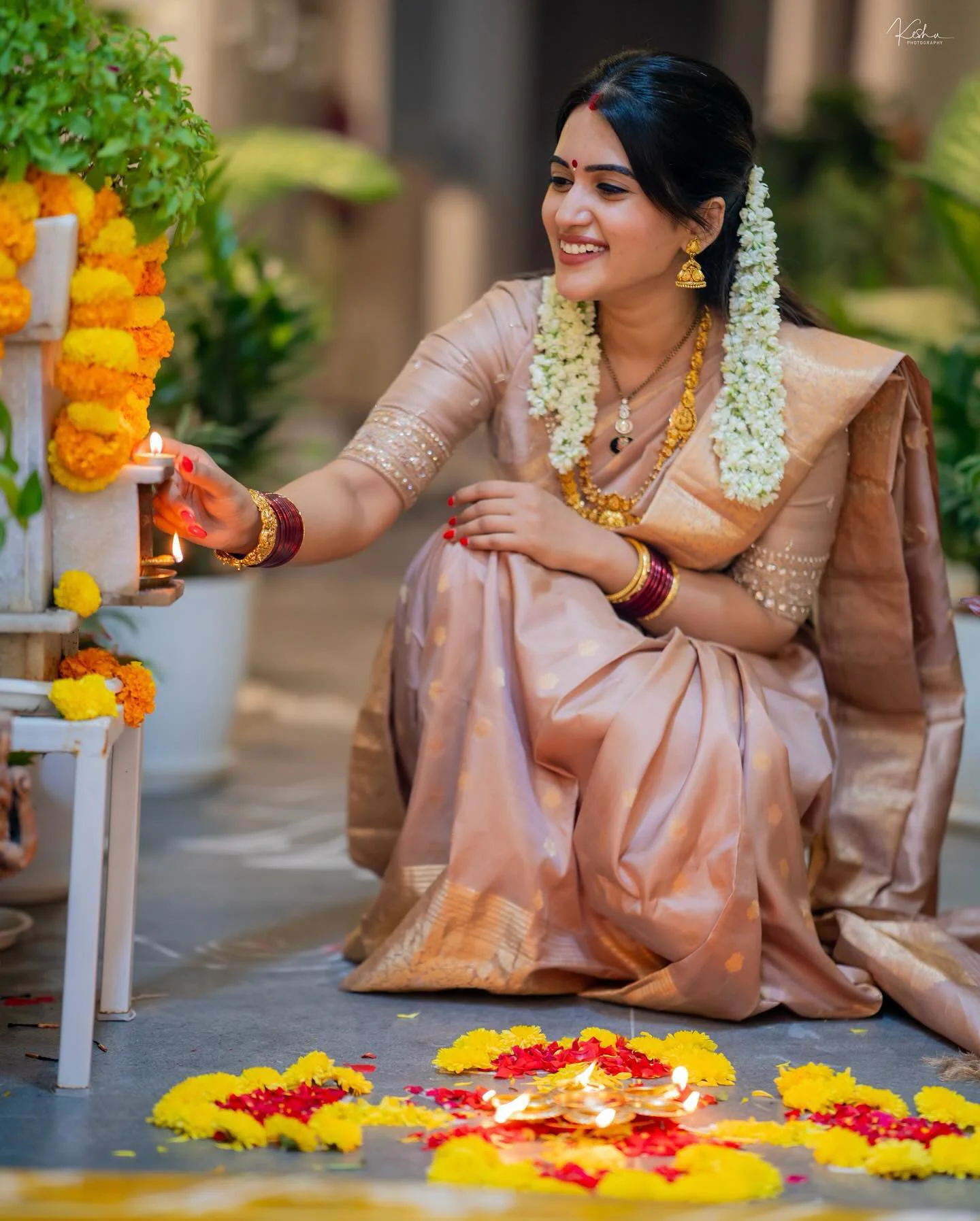 Anchor Sravanthi Chokarapu Stunning Looks in Saree on Diwali