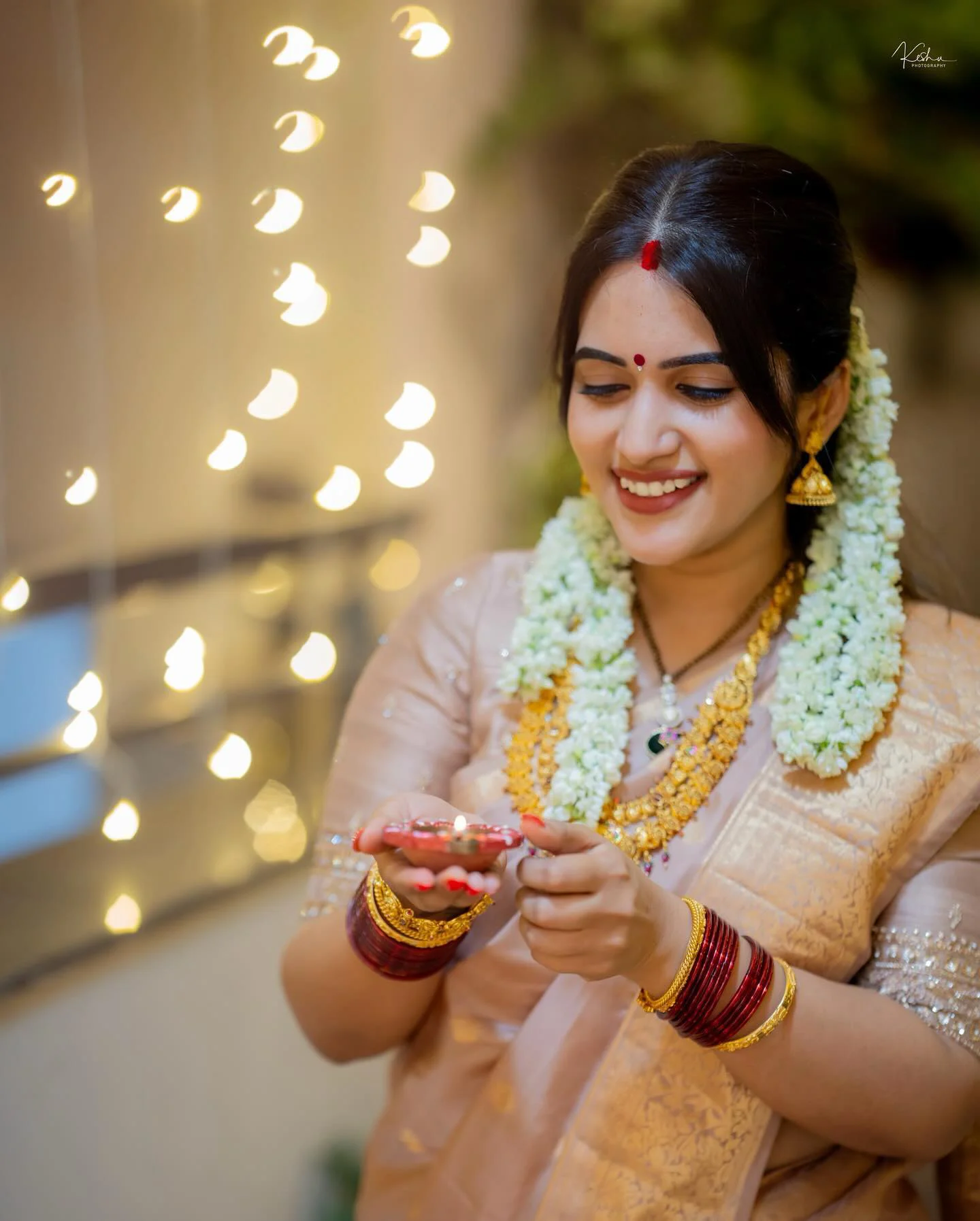 Anchor Sravanthi Chokarapu Stunning Looks in Saree on Diwali