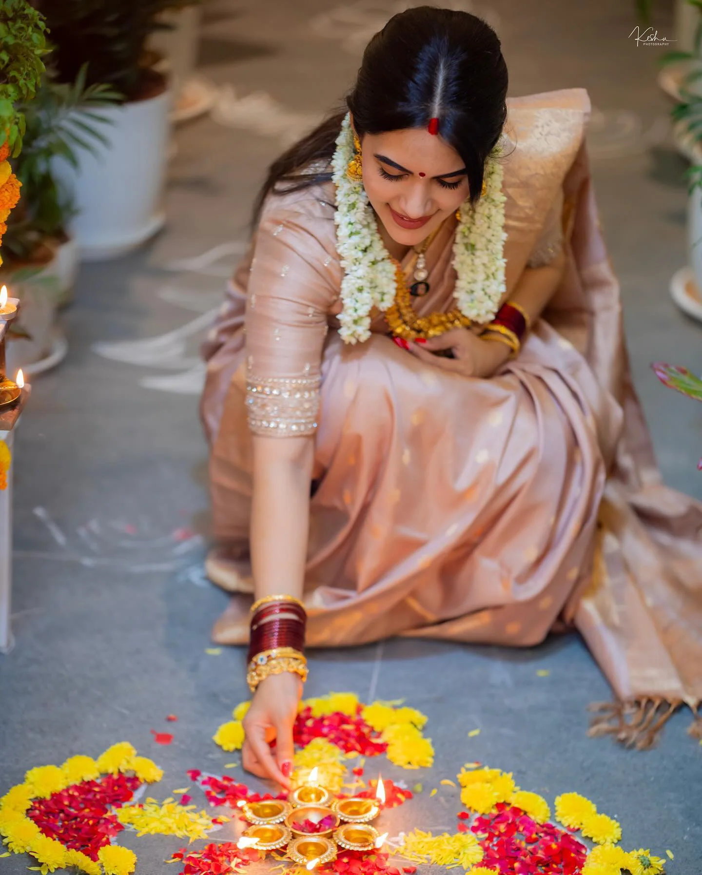 Anchor Sravanthi Chokarapu Stunning Looks in Saree on Diwali