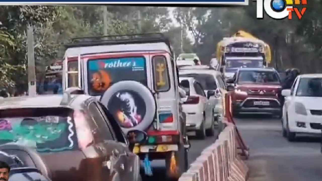 Srisailam Traffic Jam : శ్రీశైలం ఘాట్ రోడ్లో భారీగా ట్రాఫిక్ జామ్.. కారణం ఏంటంటే.. Srisailam Traffic Jam : శ్రీశైలం ఘాట్ రోడ్లో భారీగా ట్రాఫిక్ జామ్.. కారణం ఏంటంటే..