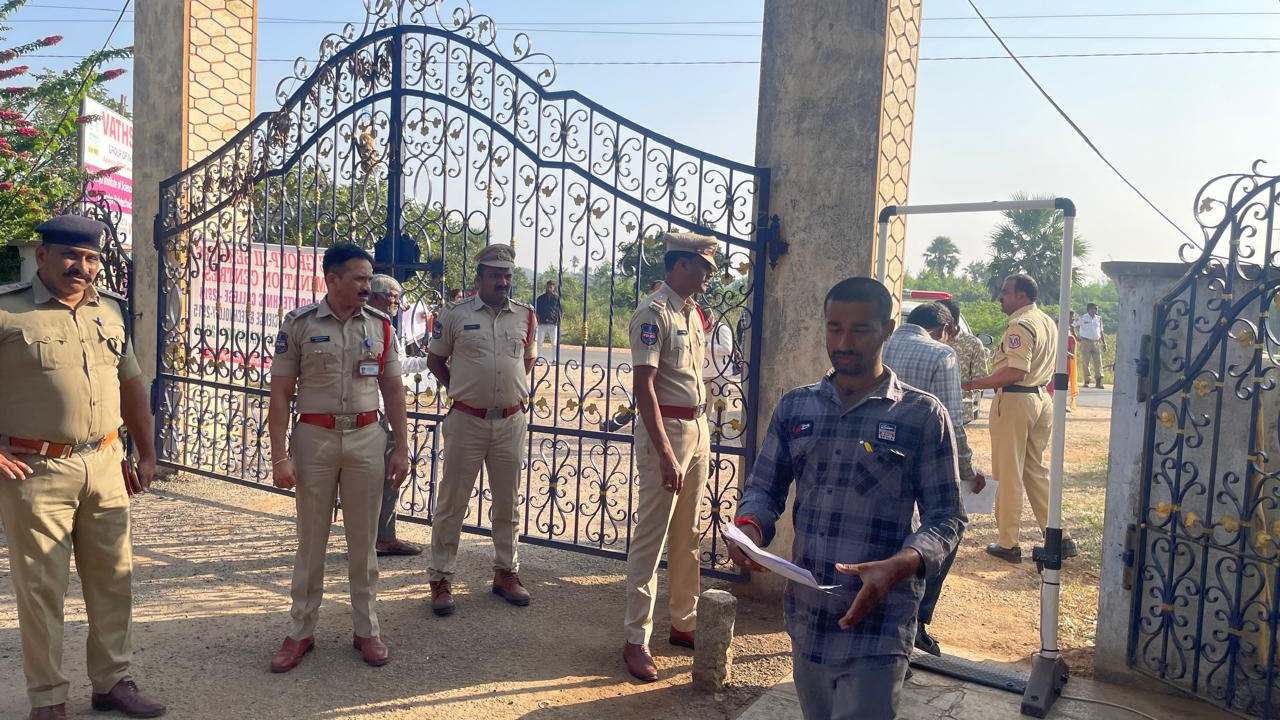 Group-3 Exam: గ్రూప్-3 పరీక్షలపై అభ్యర్థుల్లో తగ్గిన ఆసక్తి.. ఇవాళ మూడో పేపర్ పరీక్ష.. అభ్యర్థుల హాజరుశాతం పెరిగేనా Group-3 Exam: గ్రూప్-3 పరీక్షలపై అభ్యర్థుల్లో తగ్గిన ఆసక్తి.. ఇవాళ మూడో పేపర్ పరీక్ష.. అభ్యర్థుల హాజరుశాతం పెరిగేనా