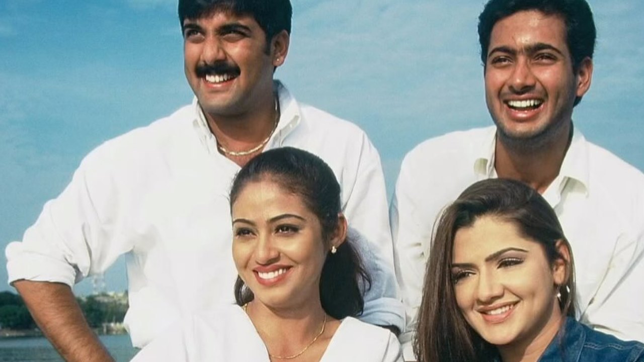 Tollywood Stars : ఒకప్పటి టాలీవుడ్ సెన్సేషన్ స్టార్స్.. ఒకే ఫ్రేమ్ లో.. పాత ఫోటో వైరల్.. ఈ ఫొటో ఎప్పటిదో తెలుసా..? Tollywood Stars : ఒకప్పటి టాలీవుడ్ సెన్సేషన్ స్టార్స్.. ఒకే ఫ్రేమ్ లో.. పాత ఫోటో వైరల్.. ఈ ఫొటో ఎప్పటిదో తెలుసా..?