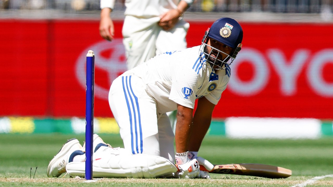 IND vs AUS : పెర్త్ టెస్టు.. చేతులెత్తేసిన బ్యాటర్లు.. తొలి ఇన్నింగ్స్లో భారత్ 150 ఆలౌట్.. IND vs AUS : పెర్త్ టెస్టు.. చేతులెత్తేసిన బ్యాటర్లు.. తొలి ఇన్నింగ్స్లో భారత్ 150 ఆలౌట్..