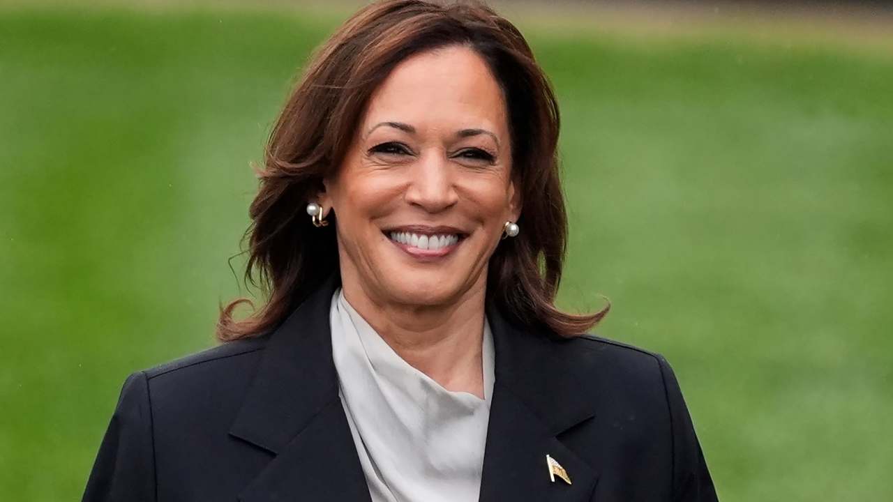 Kamala Harris: కమలా హారిస్ విజయాన్ని కాంక్షిస్తూ భద్రాద్రి జిల్లా పాల్వంచలో యాగం Kamala Harris: కమలా హారిస్ విజయాన్ని కాంక్షిస్తూ భద్రాద్రి జిల్లా పాల్వంచలో యాగం