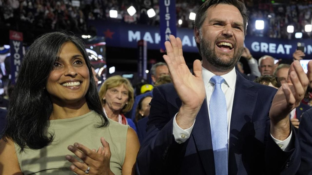 US elections 2024: “సెకండ్ లేడీ ఆఫ్ అమెరికా” కాబోతున్న మన ఉషా చిలుకూరి.. US elections 2024: “సెకండ్ లేడీ ఆఫ్ అమెరికా” కాబోతున్న మన ఉషా చిలుకూరి..