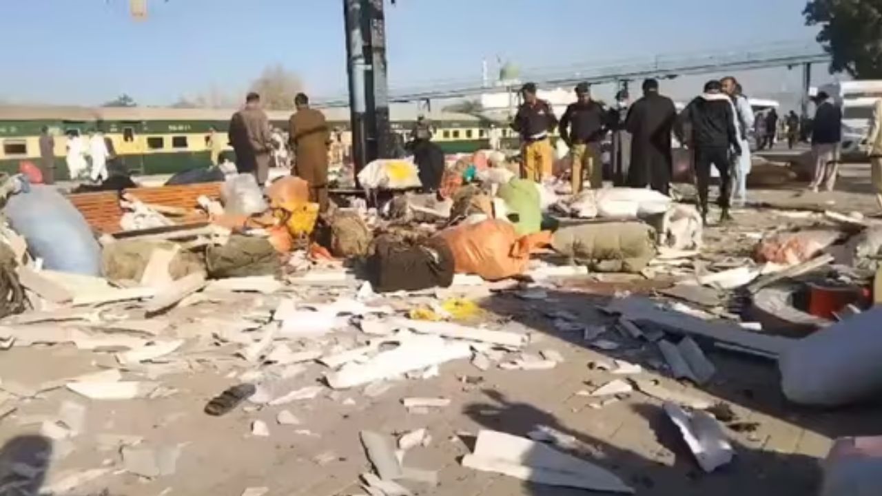 Quetta Railway Station: పాకిస్థాన్లోని రైల్వే స్టేషన్లో భారీ పేలుడు.. 24 మంది మృతి.. 46 మందికి గాయాలు Quetta Railway Station: పాకిస్థాన్లోని రైల్వే స్టేషన్లో భారీ పేలుడు.. 24 మంది మృతి.. 46 మందికి గాయాలు