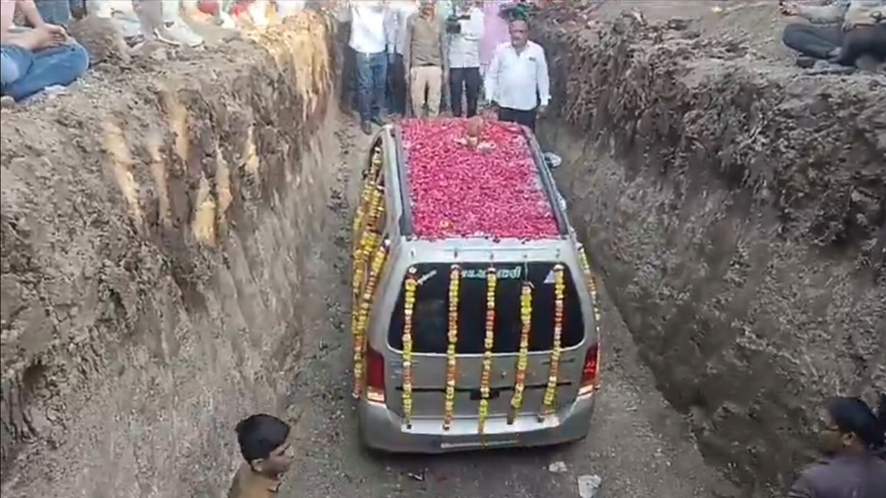 రూ.4 లక్షలు ఖర్చుచేసి, కారుకి గ్రాండ్గా అంత్యక్రియలు చేసిన కుటుంబం.. ఎందుకంటే? రూ.4 లక్షలు ఖర్చుచేసి, కారుకి గ్రాండ్గా అంత్యక్రియలు చేసిన కుటుంబం.. ఎందుకంటే?