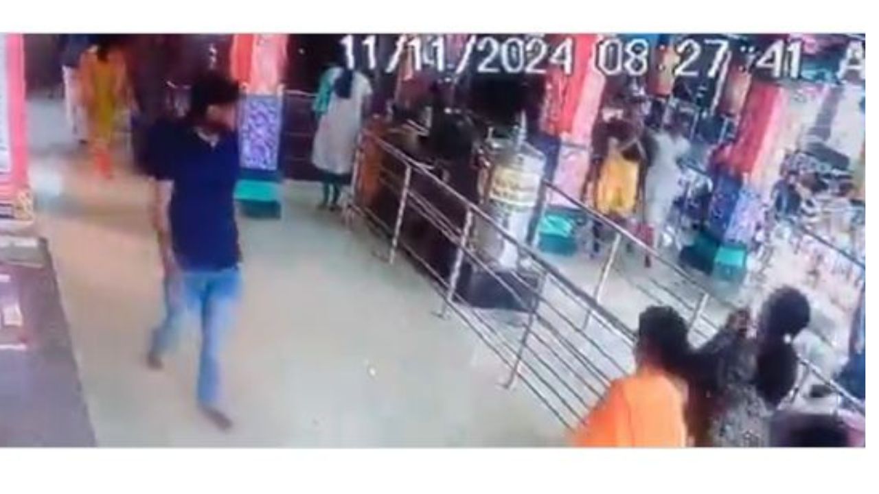 Video: గుడిలో ప్రదక్షిణలు చేస్తూ.. గుండెపోటుతో మృతి చెందిన యువకుడు Video: గుడిలో ప్రదక్షిణలు చేస్తూ.. గుండెపోటుతో మృతి చెందిన యువకుడు