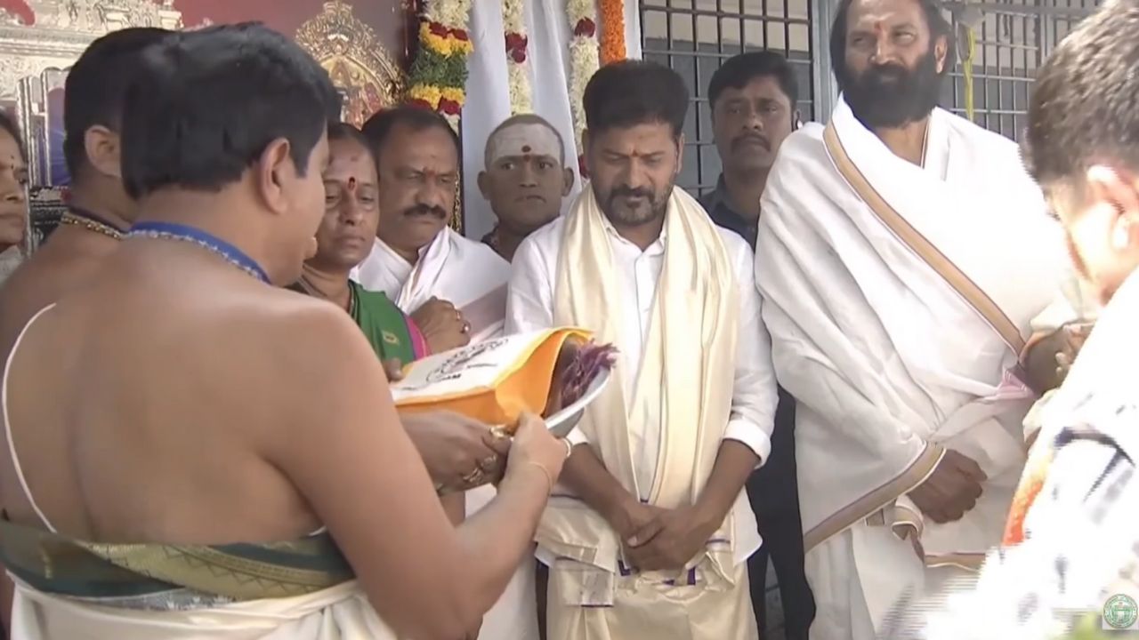 CM Revanth Reddy: శ్రీ రాజరాజేశ్వర స్వామి ఆలయంలో రేవంత్ రెడ్డి ప్రత్యేక పూజలు CM Revanth Reddy: శ్రీ రాజరాజేశ్వర స్వామి ఆలయంలో రేవంత్ రెడ్డి ప్రత్యేక పూజలు