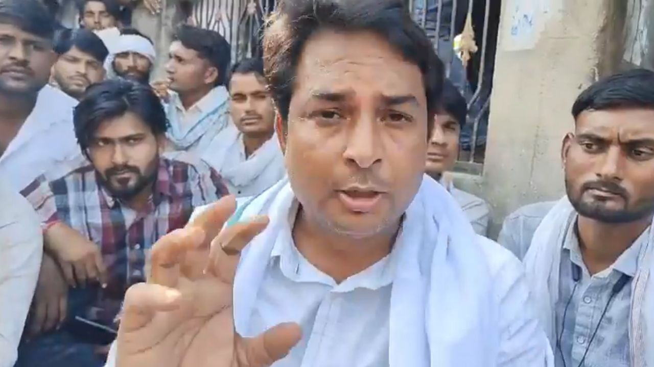 Viral Video: పోలింగ్ కేంద్రం వద్ద అధికారి చెంపచెళ్లుమనిపించిన అభ్యర్థి Viral Video: పోలింగ్ కేంద్రం వద్ద అధికారి చెంపచెళ్లుమనిపించిన అభ్యర్థి