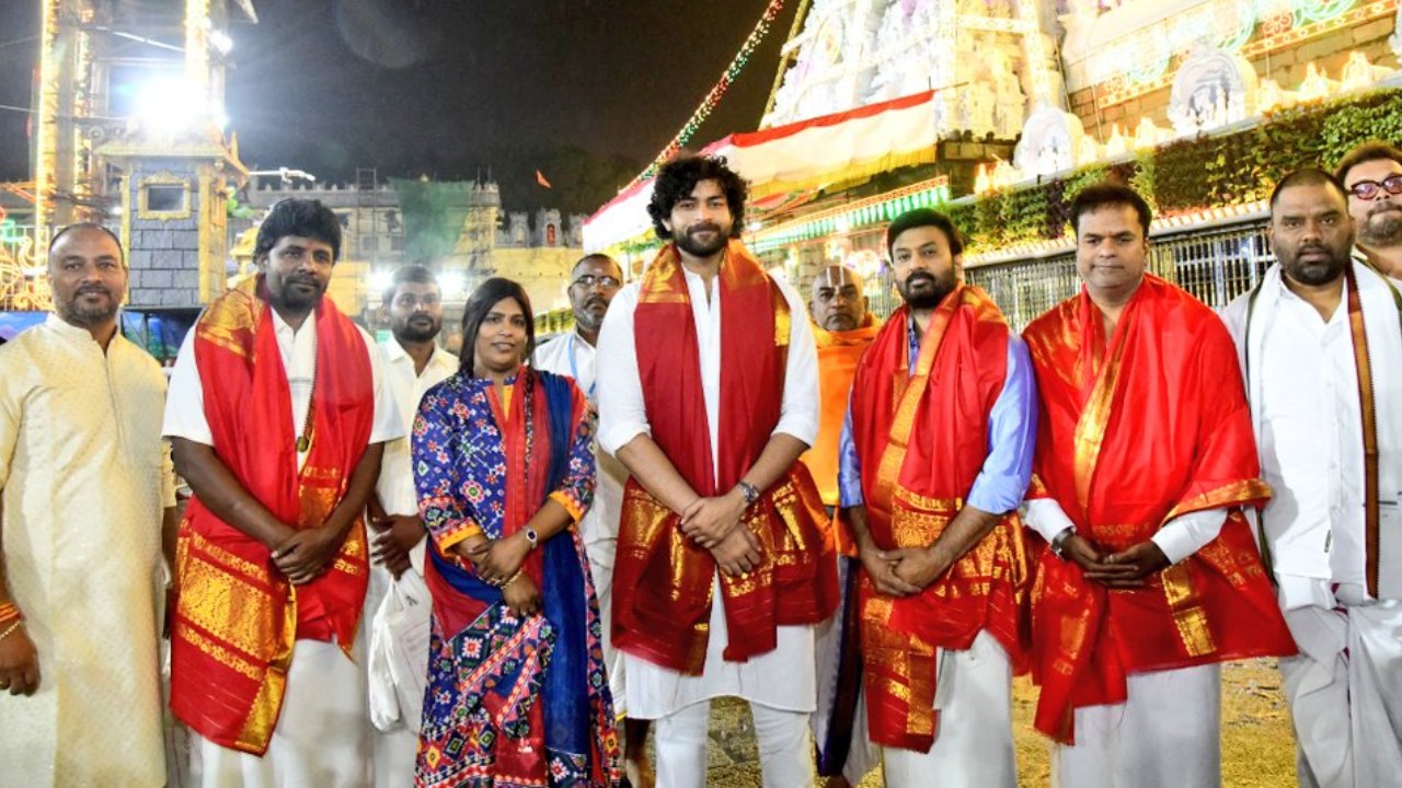 Varun Tej : మట్కా టీమ్తో కలిసి తిరుమలలో వరుణ్తేజ్ సందడి Varun Tej : మట్కా టీమ్తో కలిసి తిరుమలలో వరుణ్తేజ్ సందడి
