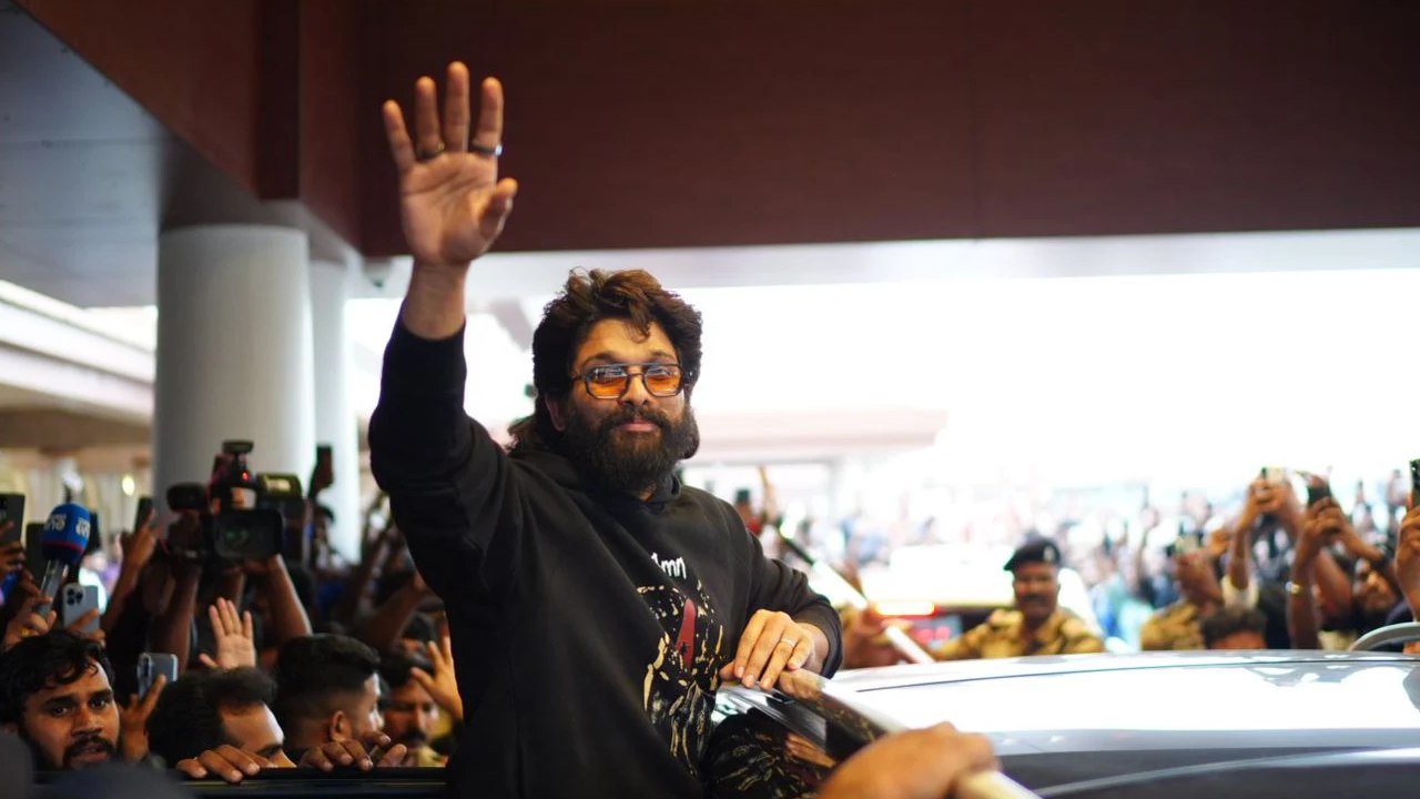 Allu Arjun : పుష్ప 2 నుంచి ఒక సీక్రెట్ రివీల్ చేసిన అల్లు అర్జున్.. కేరళ ఈవెంట్ స్పీచ్ బన్నీ ఏమన్నాడంటే.. Allu Arjun : పుష్ప 2 నుంచి ఒక సీక్రెట్ రివీల్ చేసిన అల్లు అర్జున్.. కేరళ ఈవెంట్ స్పీచ్ బన్నీ ఏమన్నాడంటే..