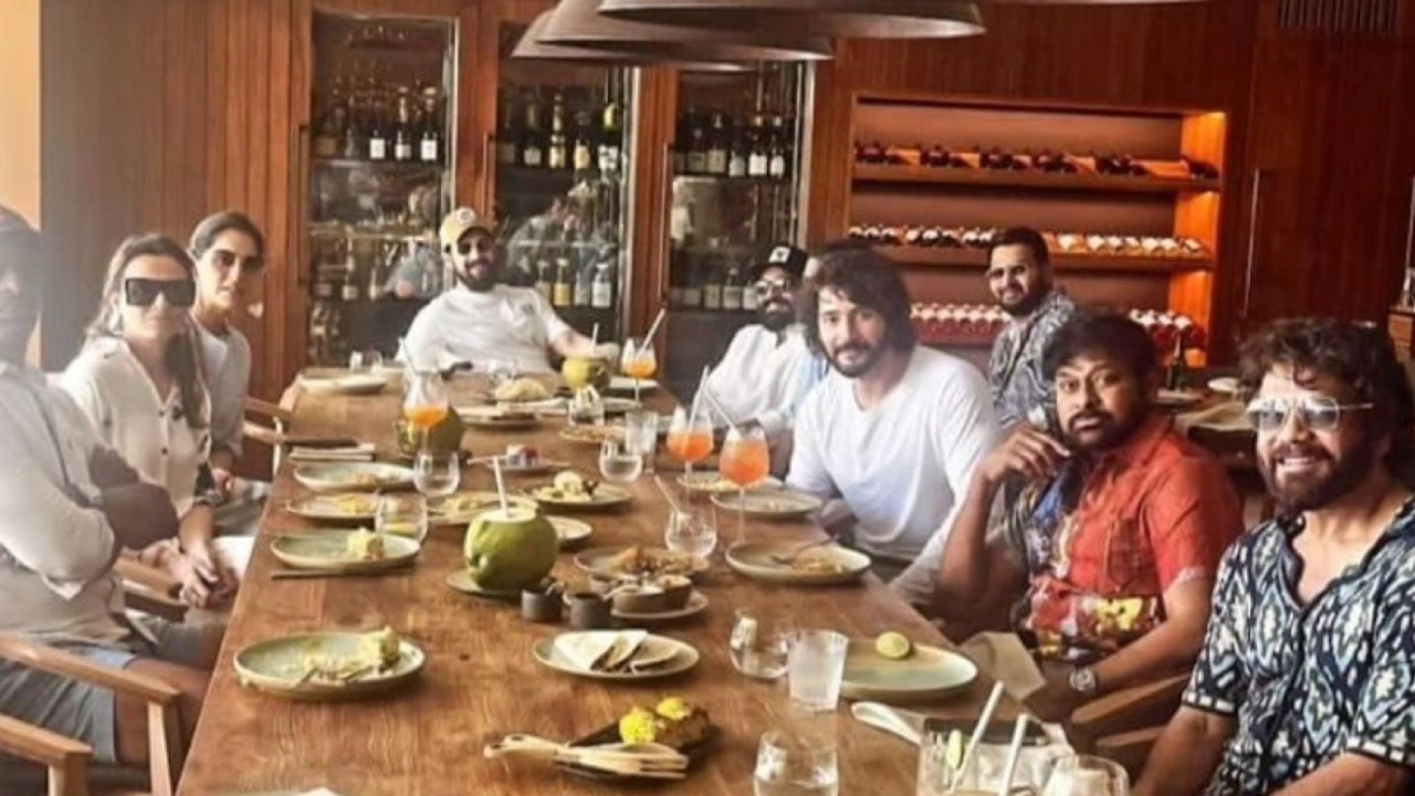 Tollywood Stars : మాల్దీవ్స్లో ఎంజాయ్ చేస్తున్న టాలీవుడ్ స్టార్స్.. అంతా ఒకే దగ్గర.. చిరు, మహేష్, చరణ్, నాగ్.. Tollywood Stars : మాల్దీవ్స్లో ఎంజాయ్ చేస్తున్న టాలీవుడ్ స్టార్స్.. అంతా ఒకే దగ్గర.. చిరు, మహేష్, చరణ్, నాగ్..