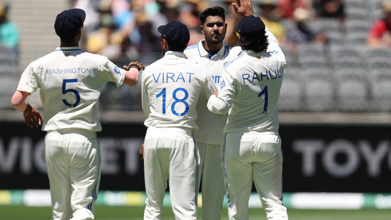 IND vs AUS : తొలి టెస్టులో పట్టుబిగించిన భారత్.. ఆసీస్ మొదటి ఇన్నింగ్స్ 104 ఆలౌట్.. టీమ్ఇండియాకు 46 పరుగుల కీలక ఆధిక్యం IND vs AUS : తొలి టెస్టులో పట్టుబిగించిన భారత్.. ఆసీస్ మొదటి ఇన్నింగ్స్ 104 ఆలౌట్.. టీమ్ఇండియాకు 46 పరుగుల కీలక ఆధిక్యం