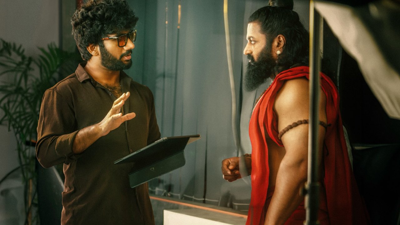 Jai Hanuman : జై హనుమాన్ షూట్ మొదలయిందా? ప్రశాంత్ వర్మ – రిషబ్ శెట్టి వర్కింగ్ స్టిల్ వైరల్.. Jai Hanuman : జై హనుమాన్ షూట్ మొదలయిందా? ప్రశాంత్ వర్మ – రిషబ్ శెట్టి వర్కింగ్ స్టిల్ వైరల్..