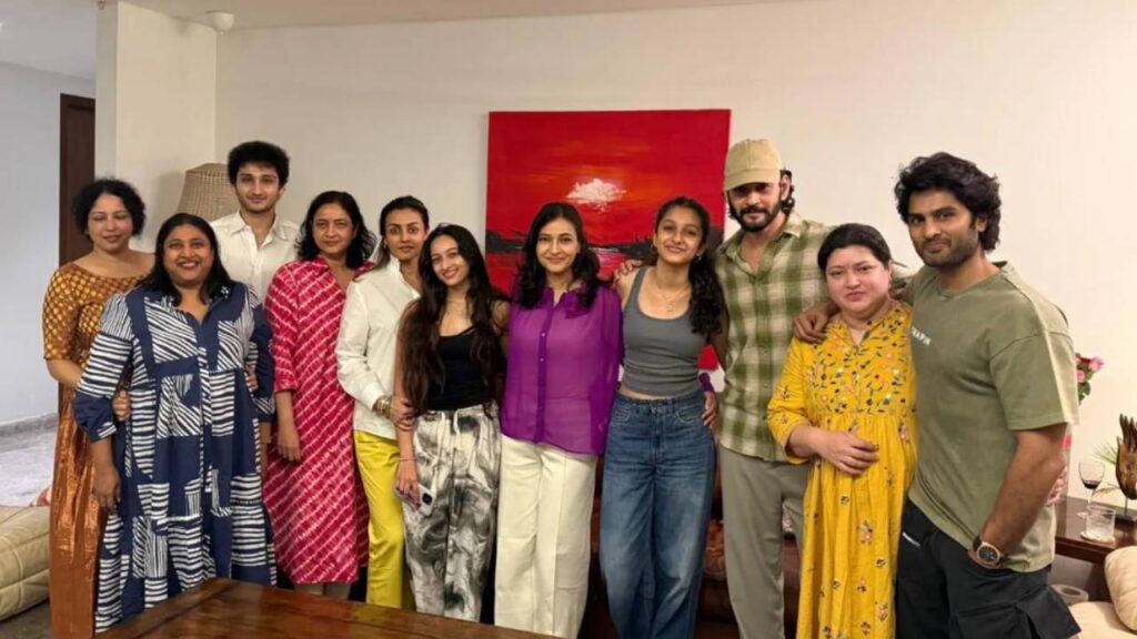 Mahesh Babu and Ghattamaneni Family Attends Manjula Ghattamaneni Birthday Celebrations Photo Viral 