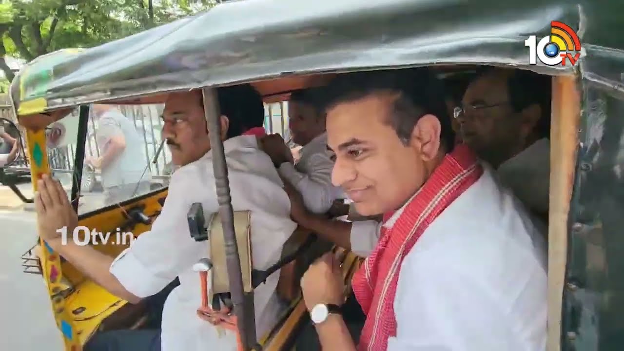 KTR: ఆటో డ్రైవర్ల ధర్నాకు ఆటోలో వచ్చిన కేటీఆర్.. అప్పట్లో రాహుల్ గాంధీ కూడా ఆటోలో వచ్చారంటూ విమర్శలు KTR: ఆటో డ్రైవర్ల ధర్నాకు ఆటోలో వచ్చిన కేటీఆర్.. అప్పట్లో రాహుల్ గాంధీ కూడా ఆటోలో వచ్చారంటూ విమర్శలు