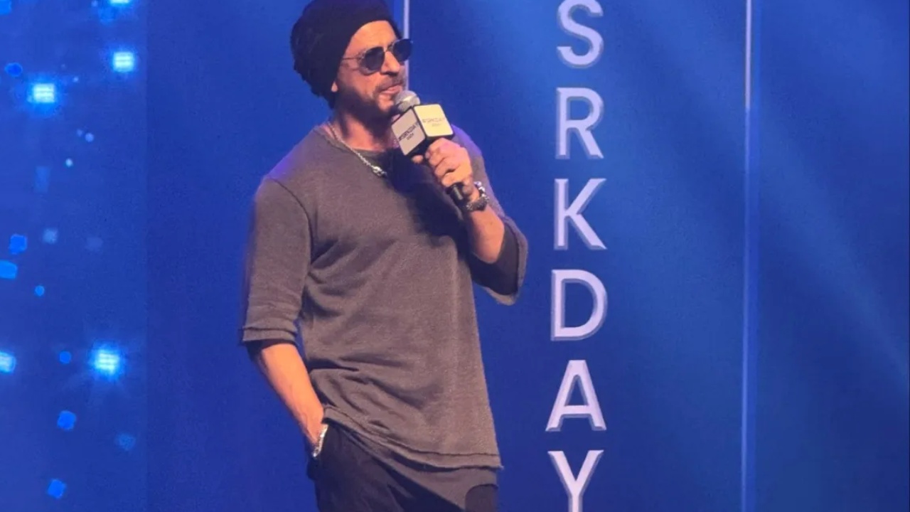 Shahrukh Khan : ఒకప్పుడు రోజుకు 100 సిగరెట్లు తాగే షారుఖ్ ఖాన్.. బర్త్ డే రోజు ఫ్యాన్స్ తో సిగరెట్ మానేసాను అని ప్రకటన.. Shahrukh Khan : ఒకప్పుడు రోజుకు 100 సిగరెట్లు తాగే షారుఖ్ ఖాన్.. బర్త్ డే రోజు ఫ్యాన్స్ తో సిగరెట్ మానేసాను అని ప్రకటన..