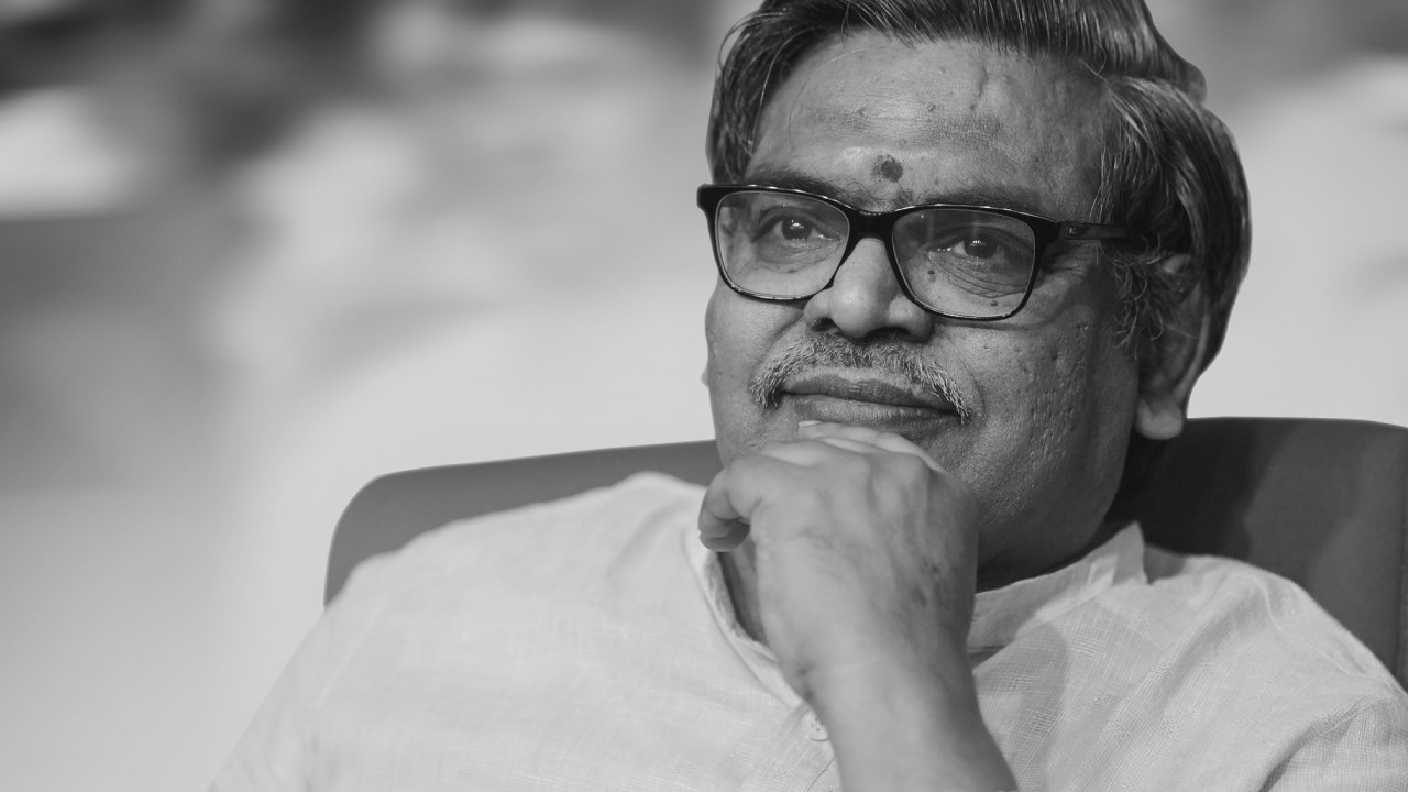Sirivennela Seetharama Sastry : అభిమాని బ్లేడ్ తో చెయ్యి కోసుకొని బొట్టు పెడితే.. సిరివెన్నెల సీతారామశాస్త్రి ఏం చేసారంటే.. Sirivennela Seetharama Sastry : అభిమాని బ్లేడ్ తో చెయ్యి కోసుకొని బొట్టు పెడితే.. సిరివెన్నెల సీతారామశాస్త్రి ఏం చేసారంటే..