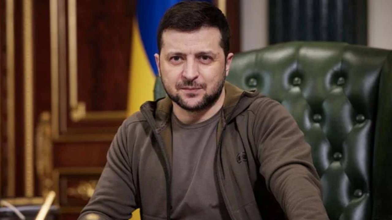 Ukraine vs Russia War: రష్యాతో యుద్ధాన్ని ఆపేస్తామన్న జెలెన్ స్కీ.. కానీ, ఆ షరతులు వర్తిస్తాయి Ukraine vs Russia War: రష్యాతో యుద్ధాన్ని ఆపేస్తామన్న జెలెన్ స్కీ.. కానీ, ఆ షరతులు వర్తిస్తాయి