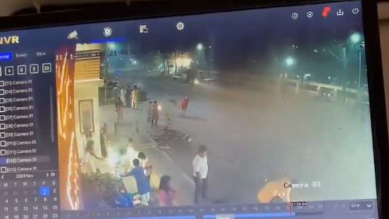 Viral Video: రోడ్డుపై టపాసులు కాల్చుతున్న యువకుడిని ఢీకొట్టి దూసుకెళ్లిన కారు Viral Video: రోడ్డుపై టపాసులు కాల్చుతున్న యువకుడిని ఢీకొట్టి దూసుకెళ్లిన కారు