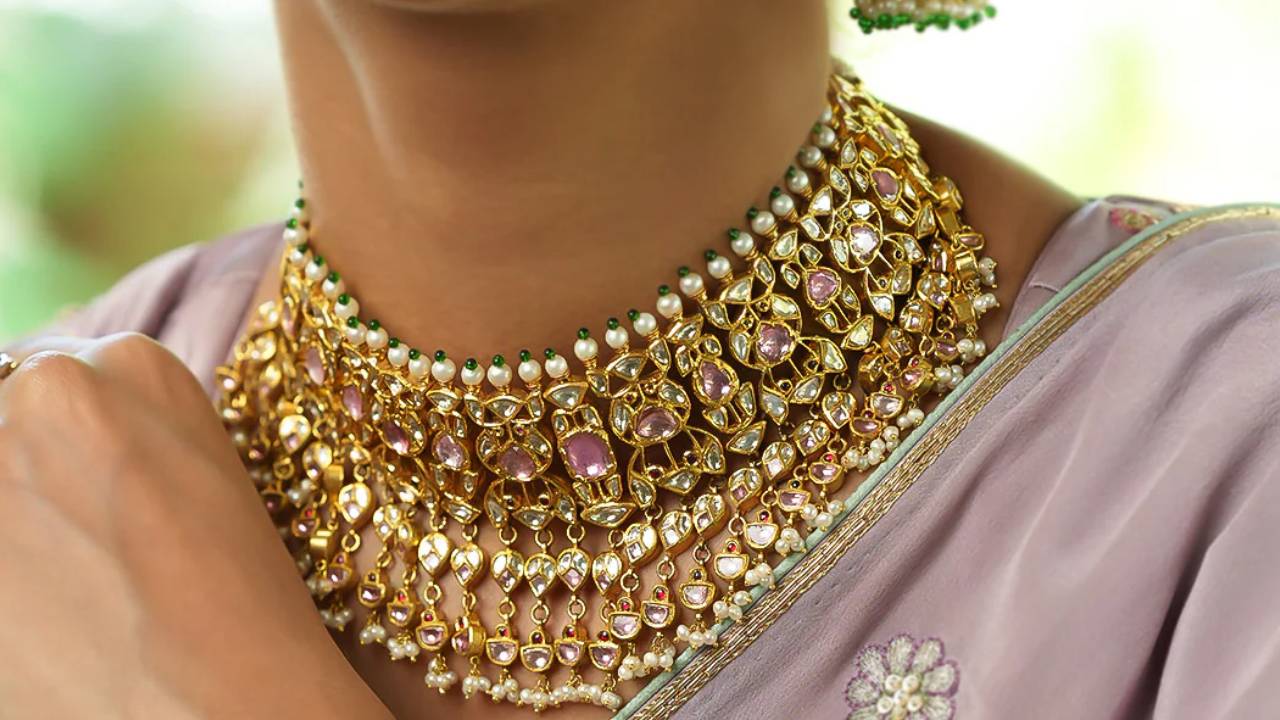 Gold Rate: తగ్గిన గోల్డ్ రేటు.. తెలుగు రాష్ట్రాల్లో ఇవాళ్టి బంగారం, వెండి ధరల వివరాలు ఇలా.. Gold Rate: తగ్గిన గోల్డ్ రేటు.. తెలుగు రాష్ట్రాల్లో ఇవాళ్టి బంగారం, వెండి ధరల వివరాలు ఇలా..