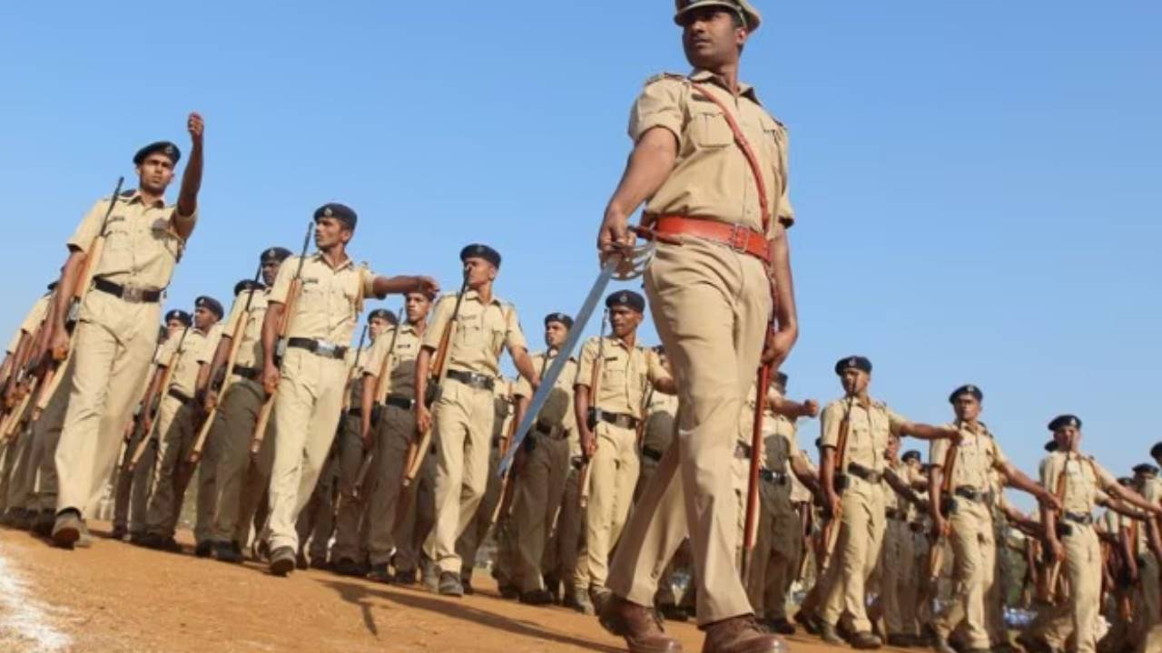 AP Constable Recruitment: కానిస్టేబుల్ అభ్యర్థులకు ఏపీ ప్రభుత్వం గుడ్న్యూస్.. ఫిజికల్ టెస్టుకు తేదీలు విడుదల AP Constable Recruitment: కానిస్టేబుల్ అభ్యర్థులకు ఏపీ ప్రభుత్వం గుడ్న్యూస్.. ఫిజికల్ టెస్టుకు తేదీలు విడుదల