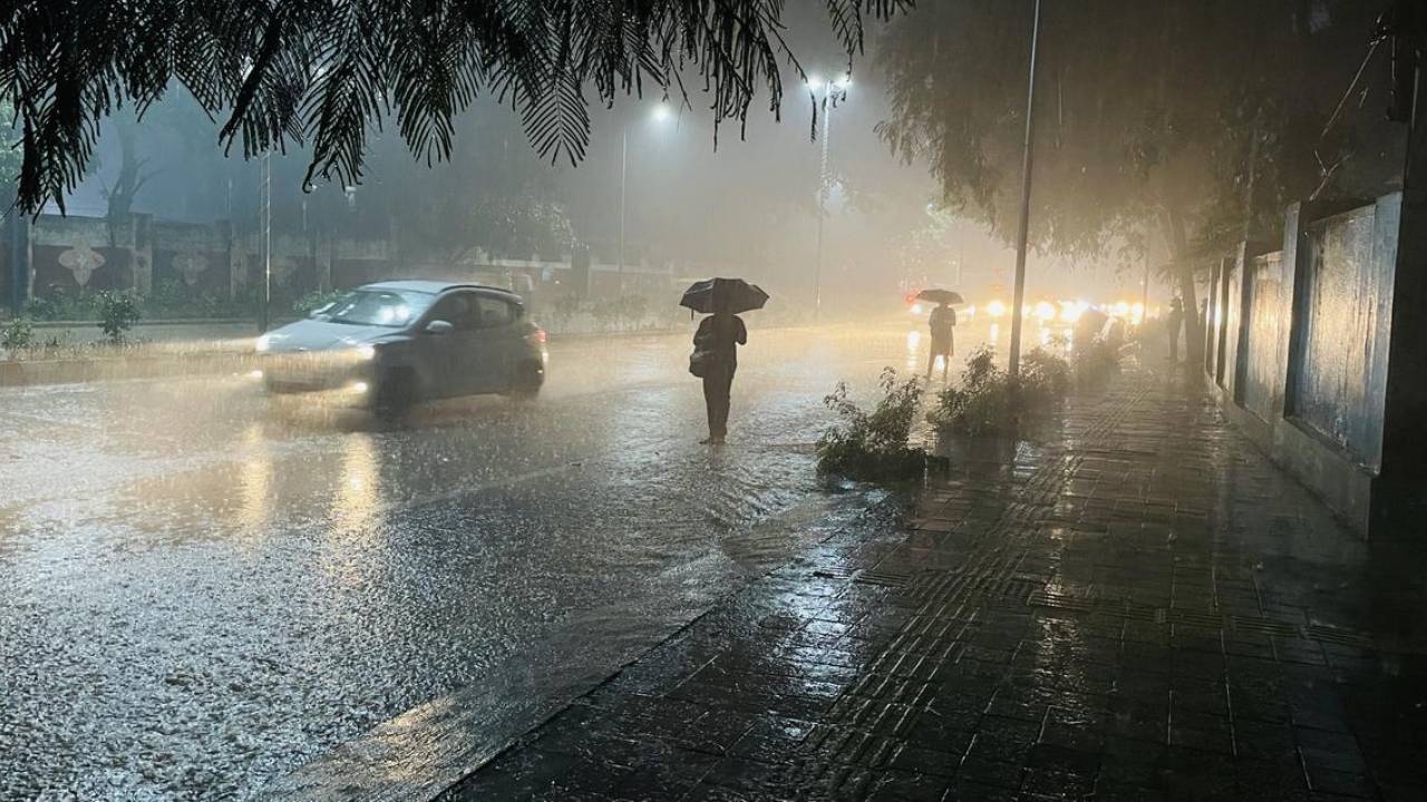 AP Rains: ఏపీలో మూడ్రోజులు వర్షాలు.. ఇవాళ ఆ జిల్లాల్లో భారీ నుంచి అతిభారీ వర్షాలకు అవకాశం AP Rains: ఏపీలో మూడ్రోజులు వర్షాలు.. ఇవాళ ఆ జిల్లాల్లో భారీ నుంచి అతిభారీ వర్షాలకు అవకాశం