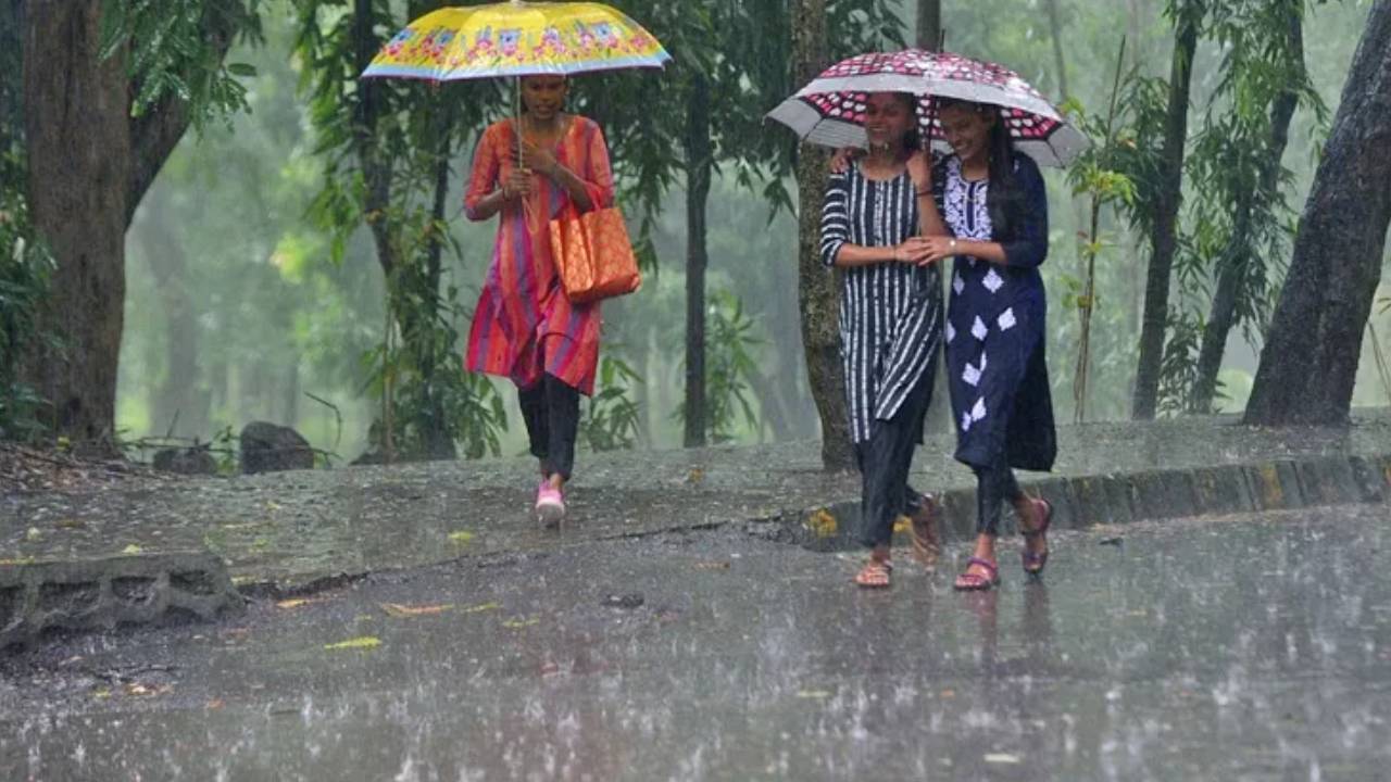 Weather Update: ఏపీ ప్రజలకు అలర్ట్.. ఉరుములు, పిడుగులతో వర్షాలు Weather Update: ఏపీ ప్రజలకు అలర్ట్.. ఉరుములు, పిడుగులతో వర్షాలు
