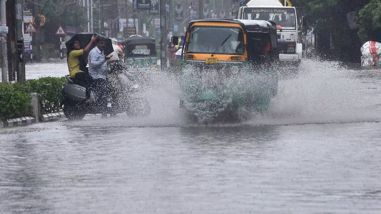 AP Rains: తీవ్ర అల్పపీడనం ప్రభావం.. ఏపీలో ఆ మూడు జిల్లాల్లో ఇవాళ భారీ నుంచి అతిభారీ వర్షాలు AP Rains: తీవ్ర అల్పపీడనం ప్రభావం.. ఏపీలో ఆ మూడు జిల్లాల్లో ఇవాళ భారీ నుంచి అతిభారీ వర్షాలు