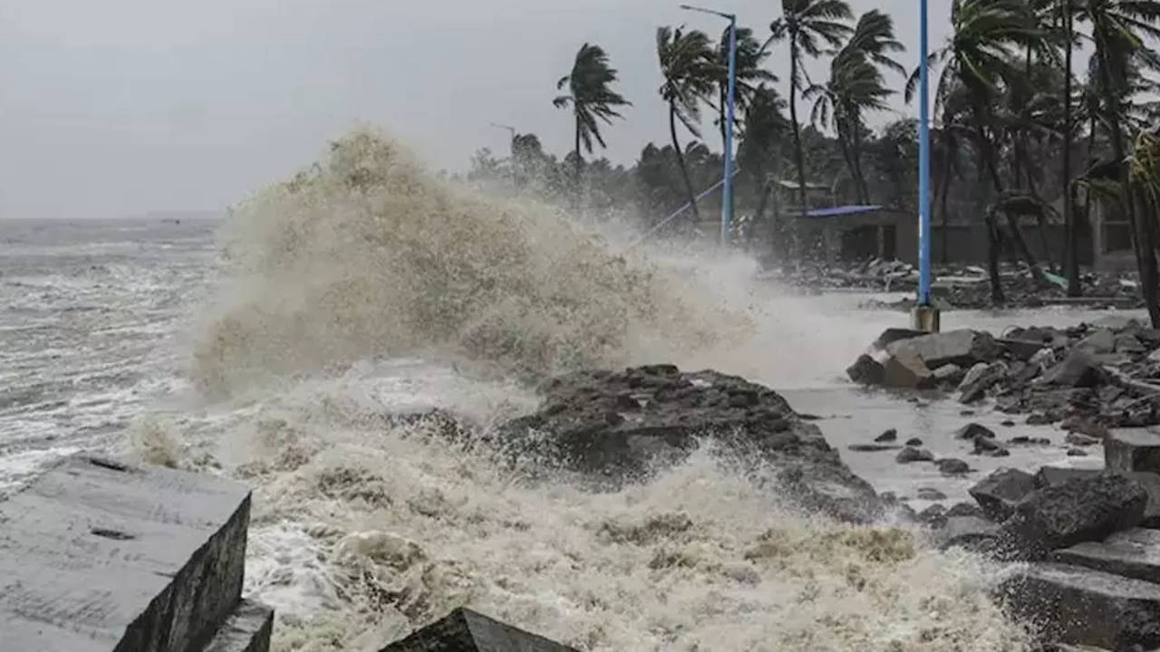 AP Rains: ఏపీ వాసులకు అలర్ట్.. కొనసాగుతున్న తీవ్ర అల్పపీడనం.. ఆ జిల్లాలకు భారీ వర్ష సూచన AP Rains: ఏపీ వాసులకు అలర్ట్.. కొనసాగుతున్న తీవ్ర అల్పపీడనం.. ఆ జిల్లాలకు భారీ వర్ష సూచన