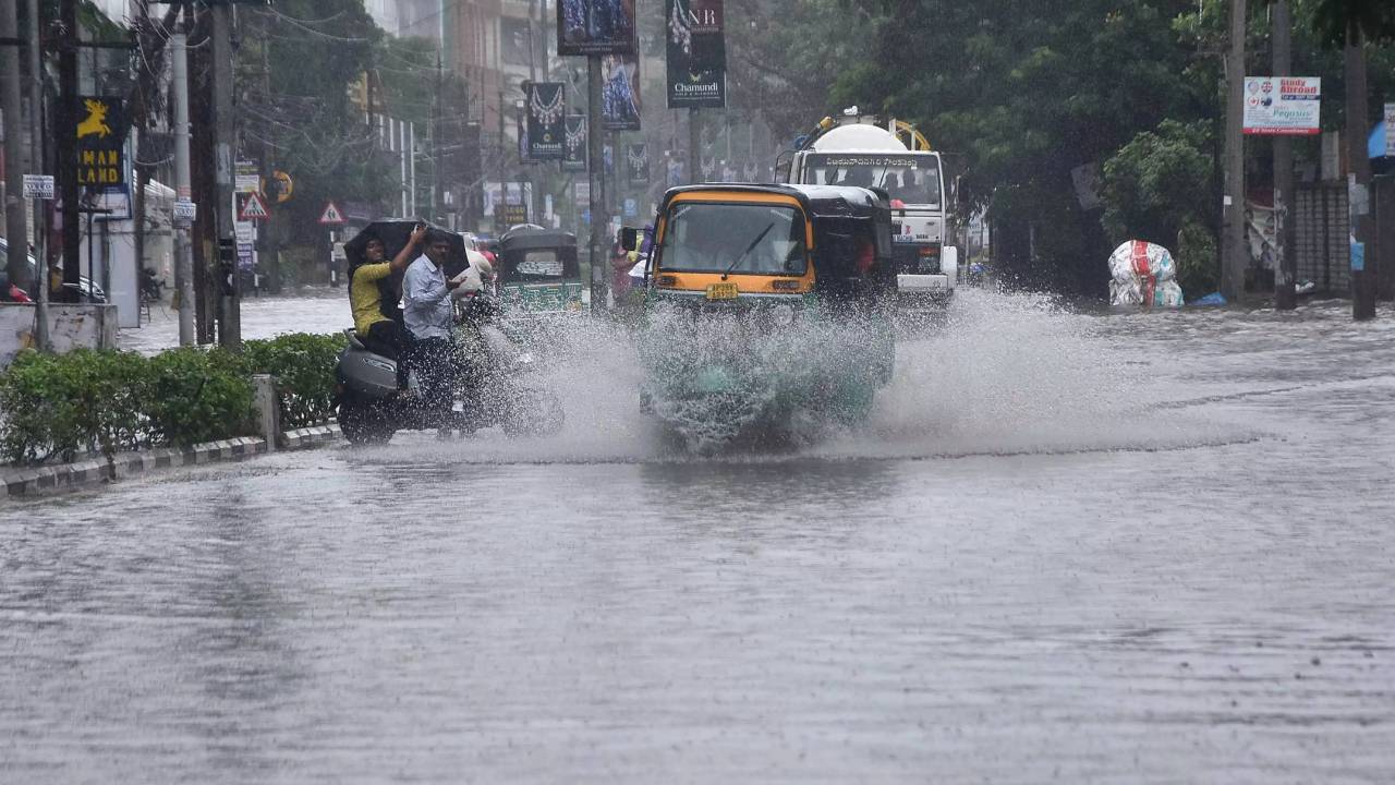 AP Rains: మరోసారి ఏపీకి వరుణుడి గండం.. ఆ జిల్లాల్లో భారీ నుంచి అతిభారీ వర్షాలు కురిసే ఛాన్స్ AP Rains: మరోసారి ఏపీకి వరుణుడి గండం.. ఆ జిల్లాల్లో భారీ నుంచి అతిభారీ వర్షాలు కురిసే ఛాన్స్