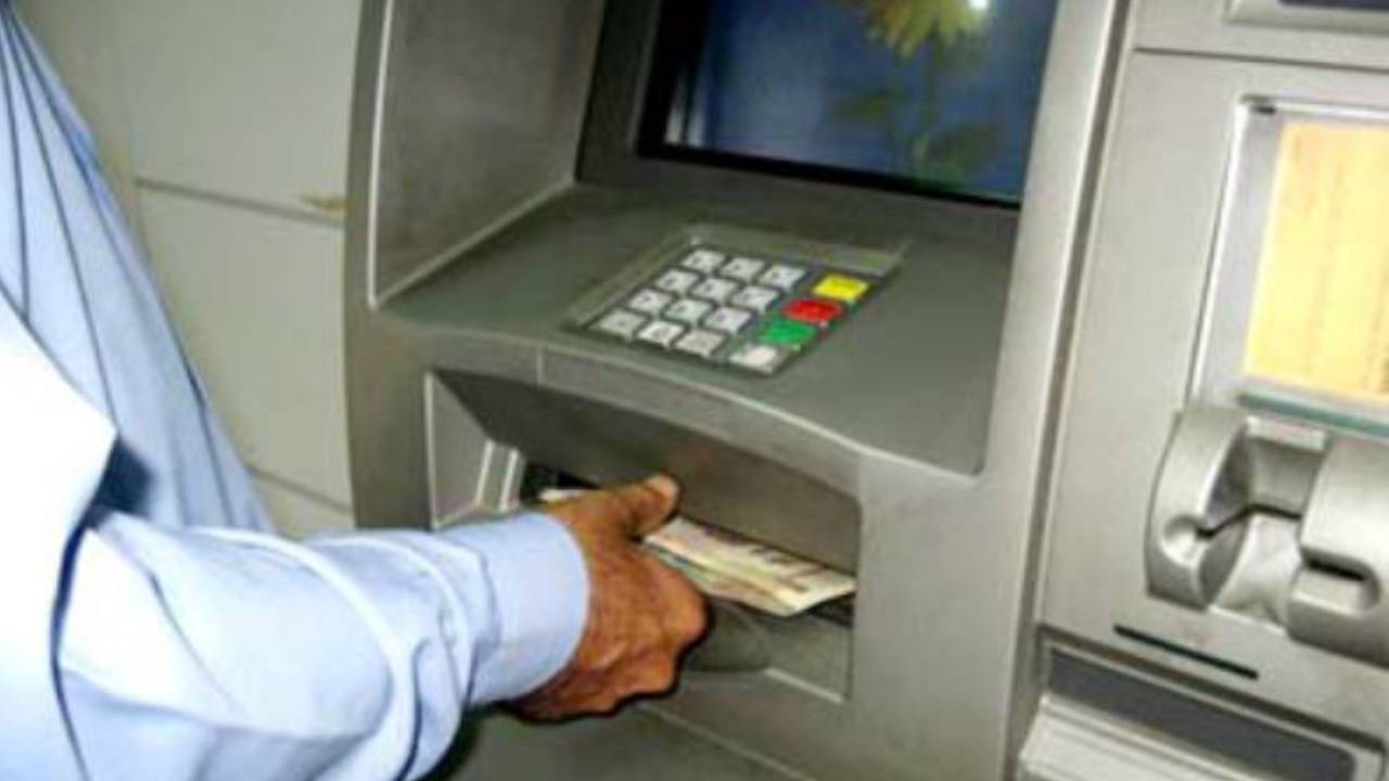 ATM: ఏటీఎం నుంచి డబ్బులు విత్ డ్రా చేస్తున్నారా? ఇకపై ప్రతి ట్రాన్సాక్షన్కు మీకు ఎంత ఛార్జీ పడుతుందంటే? ATM: ఏటీఎం నుంచి డబ్బులు విత్ డ్రా చేస్తున్నారా? ఇకపై ప్రతి ట్రాన్సాక్షన్కు మీకు ఎంత ఛార్జీ పడుతుందంటే?