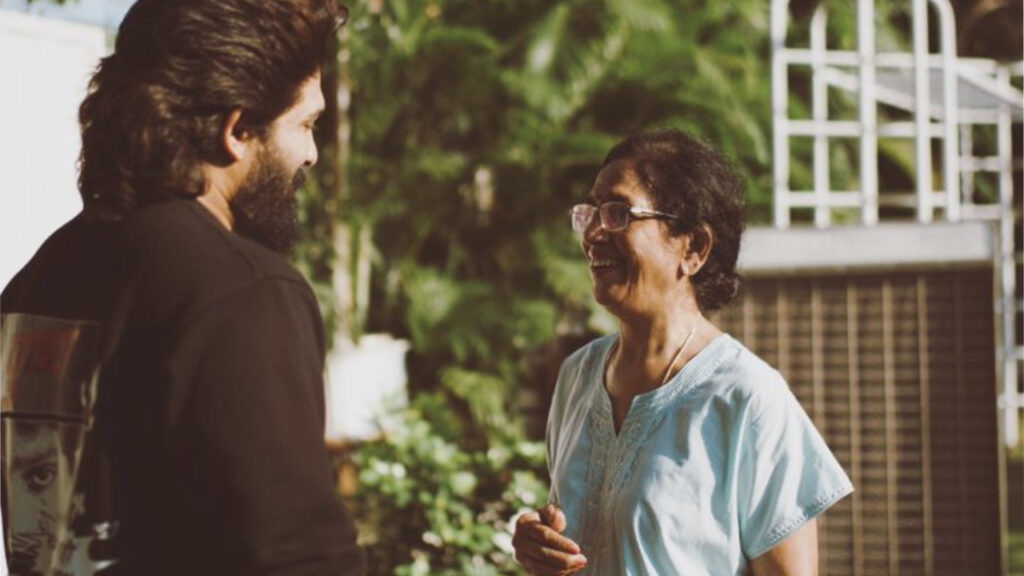 Allu Arjun emotional moment with mother