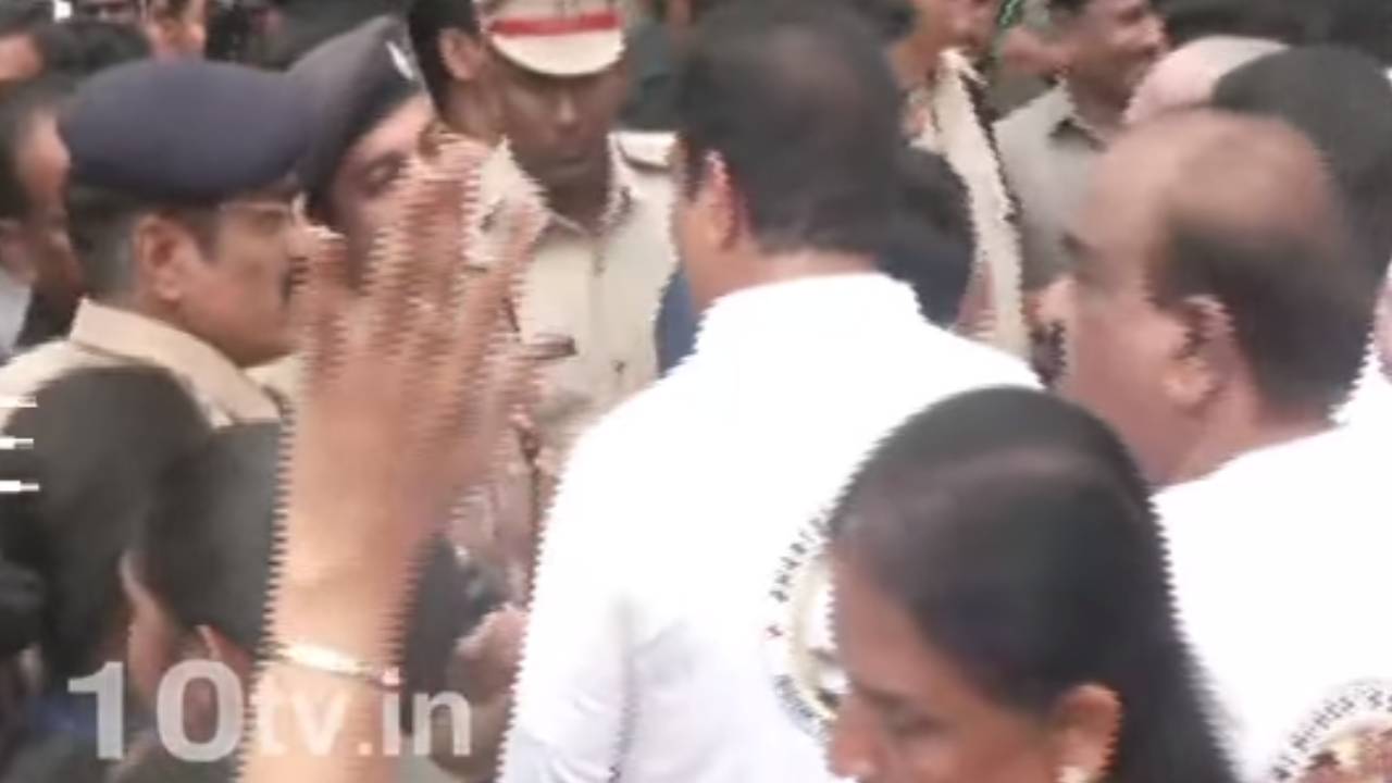 Telangana Assembly: అసెంబ్లీ గేటు వద్ద ఉద్రిక్తత.. రేవంత్, అదానీ ఫొటోలున్న టీషర్టులతో బీఆర్ఎస్ ఎమ్మెల్యేలు Telangana Assembly: అసెంబ్లీ గేటు వద్ద ఉద్రిక్తత.. రేవంత్, అదానీ ఫొటోలున్న టీషర్టులతో బీఆర్ఎస్ ఎమ్మెల్యేలు