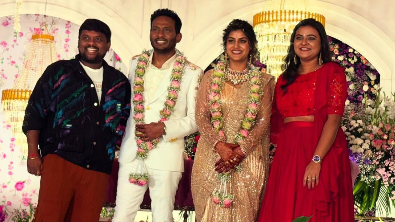 Soniya Akula : పెళ్లి చేసుకున్న బిగ్బాస్ బ్యూటీ సోనియా.. కనిపించని పెద్దోడు, చిన్నోడు..! Soniya Akula : పెళ్లి చేసుకున్న బిగ్బాస్ బ్యూటీ సోనియా.. కనిపించని పెద్దోడు, చిన్నోడు..!